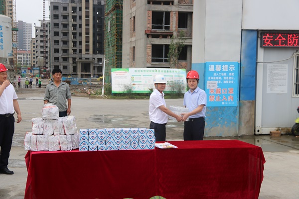 楊曉彬到徽鹽地產(chǎn)定遠(yuǎn)、泗縣項(xiàng)目公司開展高溫慰問