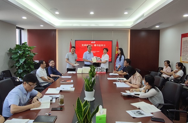 黨課銘初心，贈(zèng)書促學(xué)習(xí)——徽鹽地產(chǎn)集團(tuán)機(jī)關(guān)第二黨支部推動(dòng)黨史學(xué)習(xí)教育再升溫